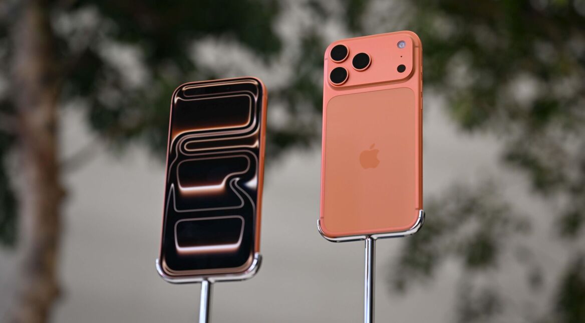 Das iPhone 17 Pro Max ist in einem Apple Store in Orange ausgestellt.