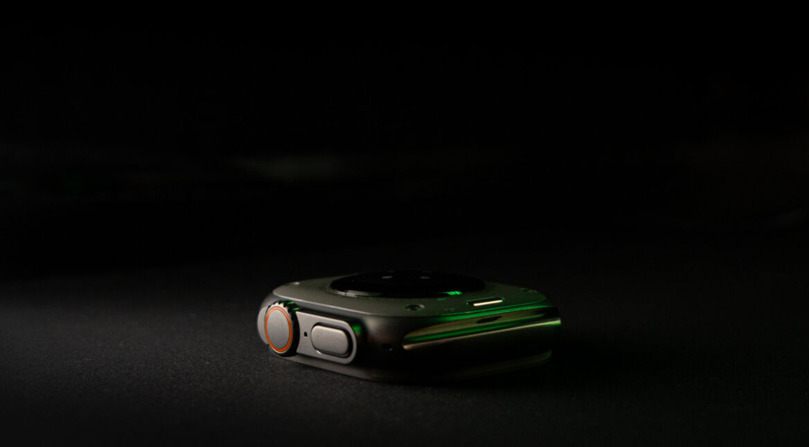 Das Gehäuse einer Apple Watch Ultra im diffusen Licht.