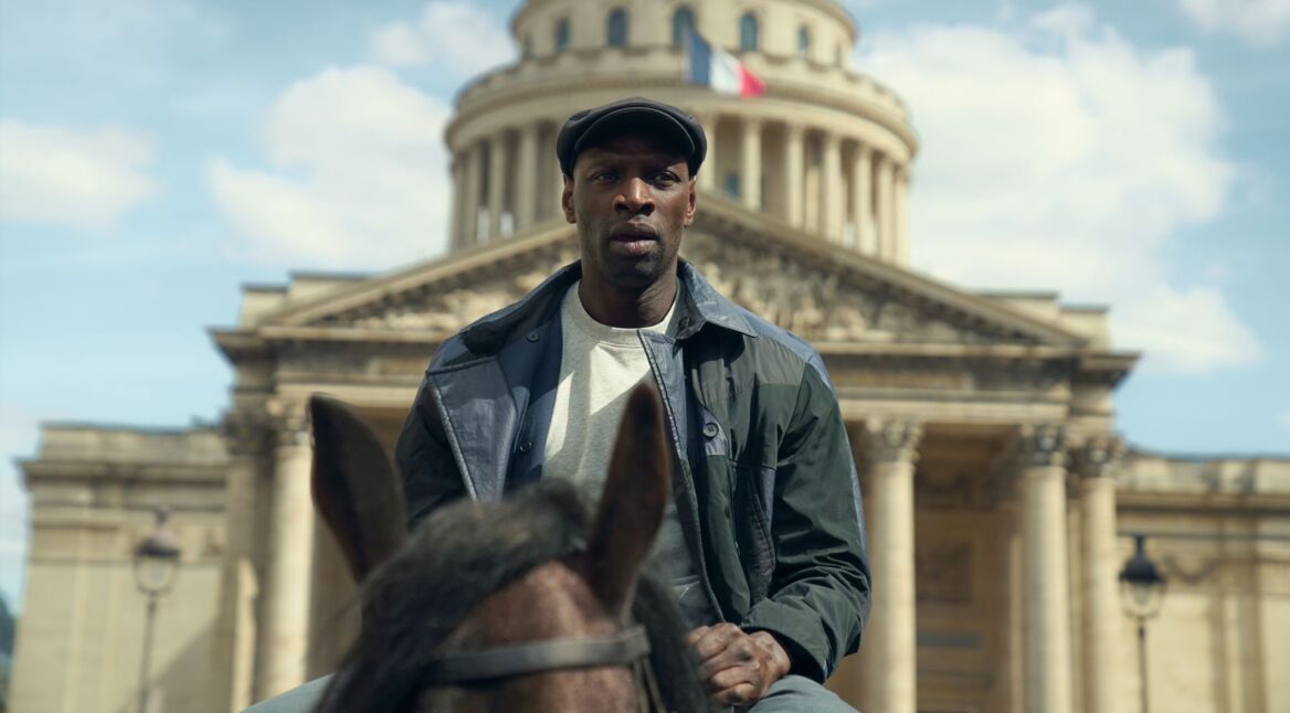 Omar Sy reitet in einer Szene von "Lupin" auf einem Pferd.