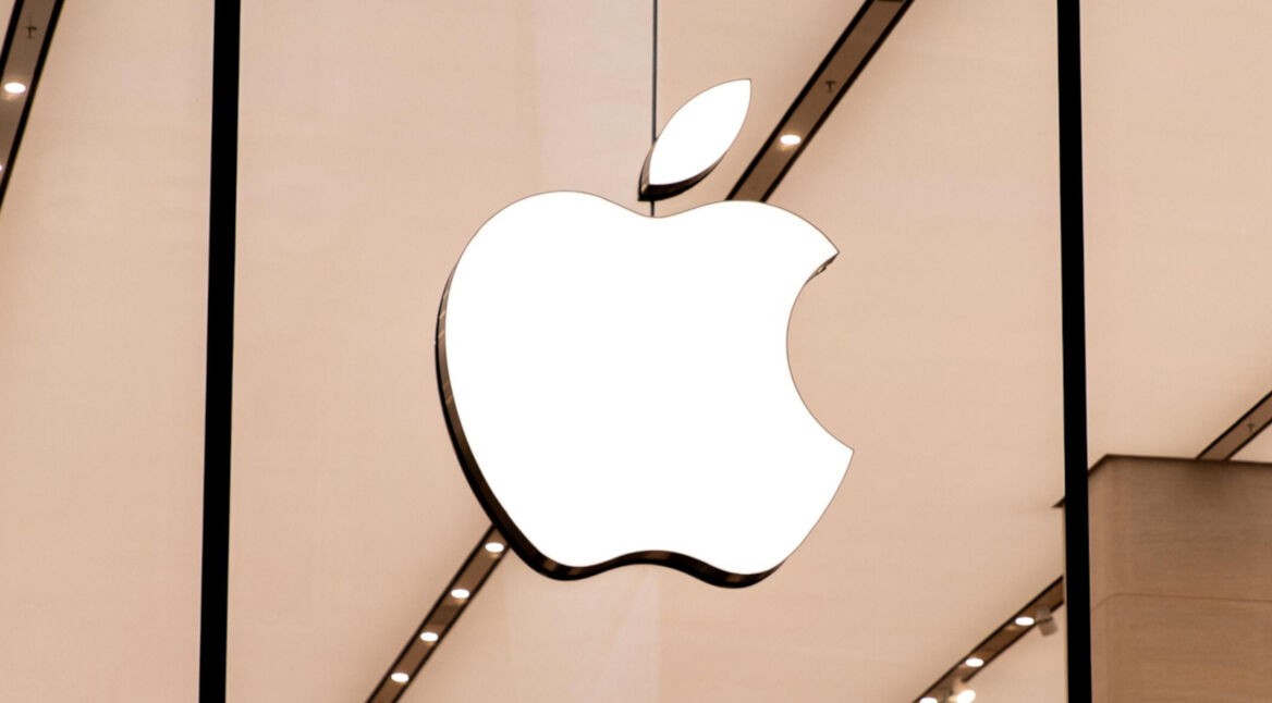 Apple Logo im Fenster des Apples Stores in Berlin.