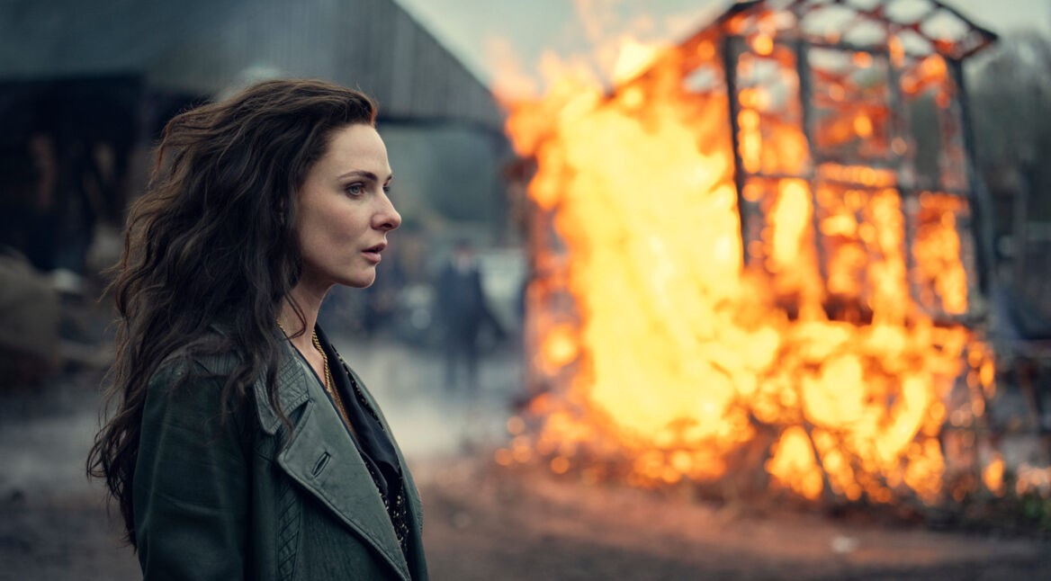 Die Figur Kaulo, gespielt von Rebecca Ferguson, ist im Profil zu sehen. Im Hintergrund brennt ein Feuer.