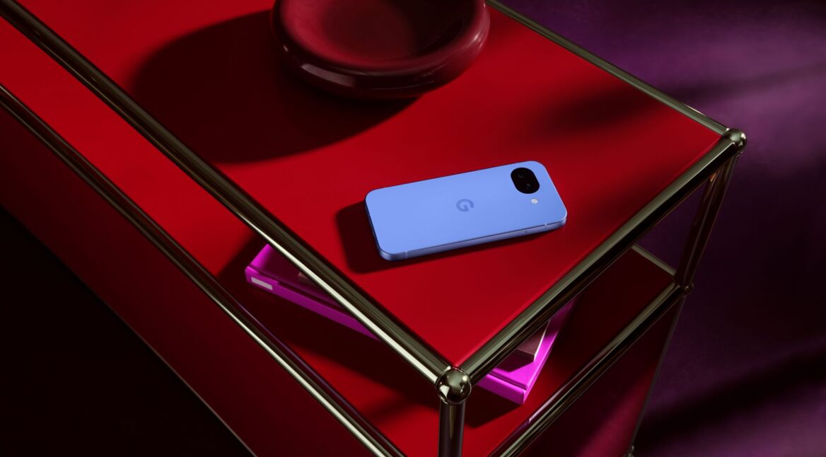 Das Pixel 10a liegt auf einem Tisch mit roter Oberfläche.