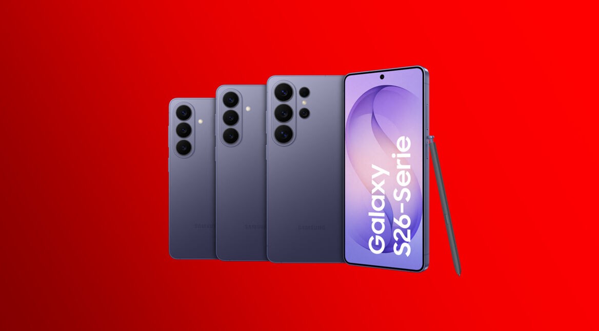 Die gesamte Samsung Galaxy S26-Serie ist abgebildet. Die drei Modelle S26, S26+ und S26 Ultra stehen nebeneinander aufgereiht in der Farbe Cobalt Violet.