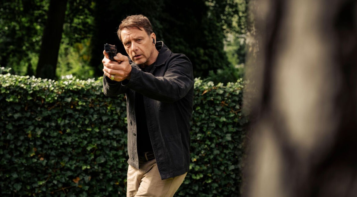 Hendrik Duryn mit gezogener Waffe in einer Szene von "Dünentod – Ein Nordsee-Krimi".