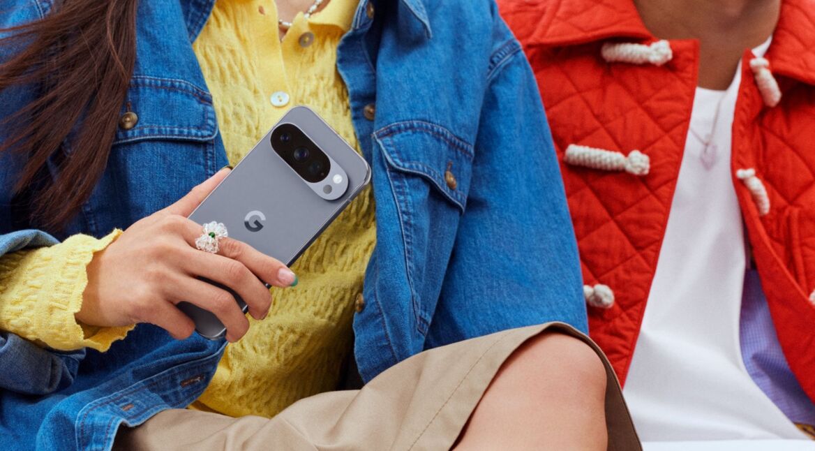 Junge Frau hält das Google-Smartphone Pixel 10 Pro hoch.