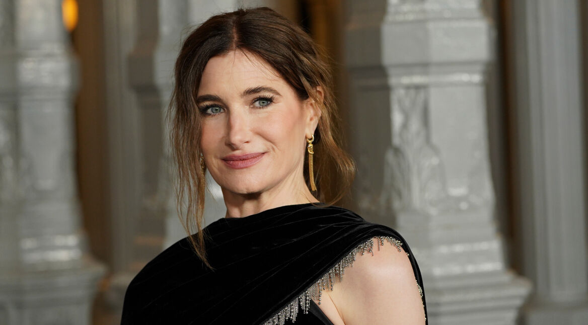 Auf dem Bild in dem Artikel zur Rapunzel-Live-Action-Verfilmung ist Kathryn Hahn, die Mutter Gothel spielen soll, zu sehen.