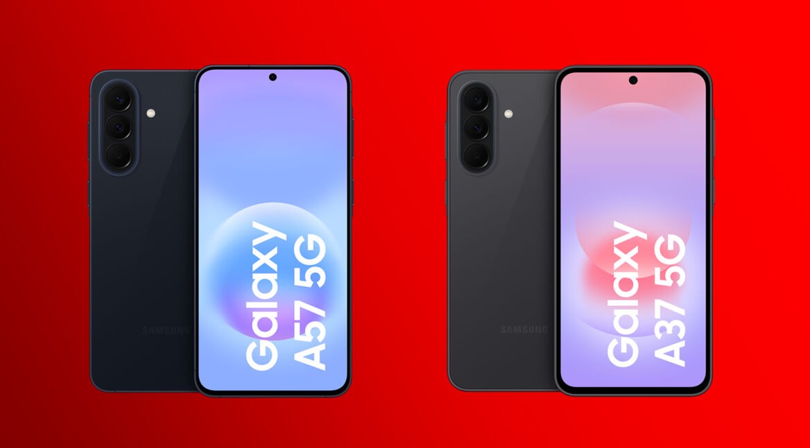 Auf dem Bild zum Samsung Galaxy A57 und A37 sind beide Modelle nebeneinander dargestellt. Links ist das Samsung Galaxy A57 mit Vorder- und Rückseite zu sehen, rechts das Samsung Galaxy A37 in gleicher Ansicht. Beide Geräte zeigen ein modernes Design mit großem Display, zentraler Frontkamera und Triple-Kamera-System auf der Rückseite vor rotem Hintergrund.