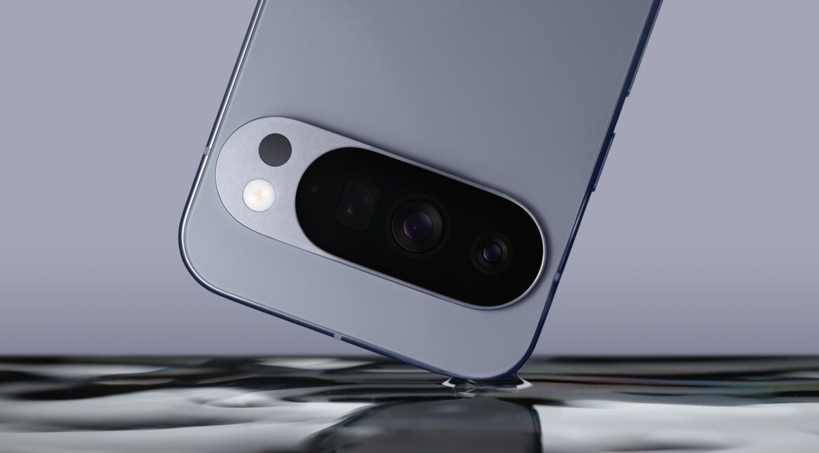 Das Smartphone-Modell Pixel 10 Pro wird in Wasser eingetaucht.