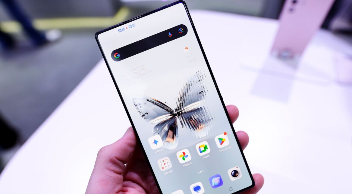 Eine Person hält das Smartphone REDMAGIC 10 Pro von Nubia ZTE in der Hand.