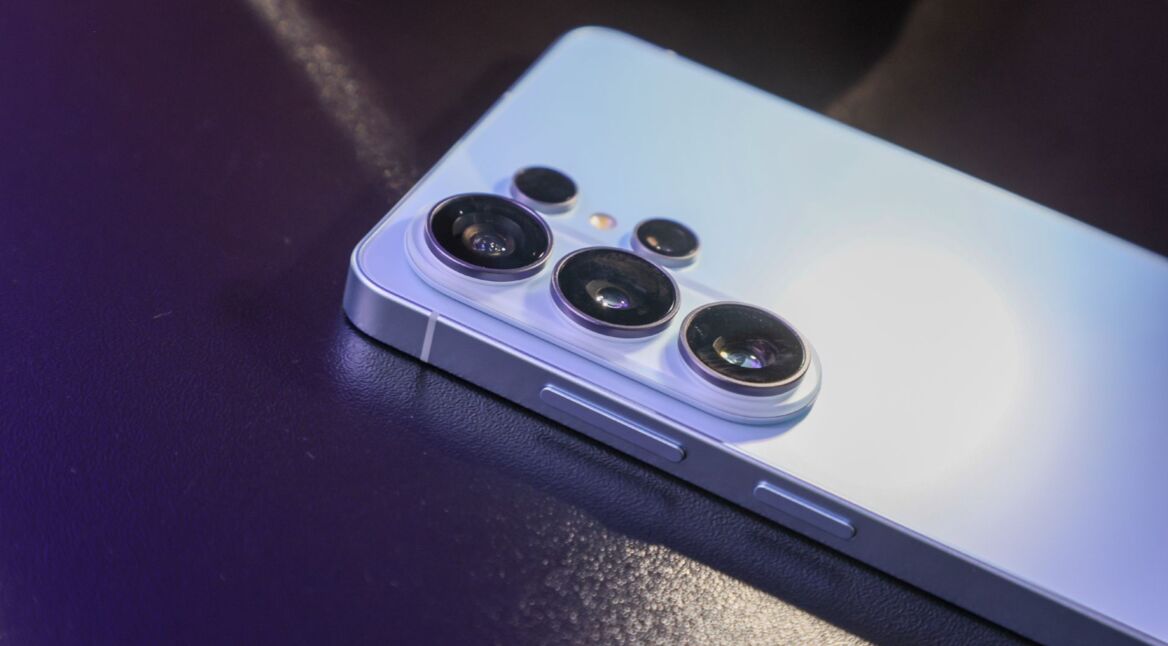 Das Galaxy S26 ist auf einer Präsentation in Moskau, Russland auf einer dunklen Oberfläche abgelegt.