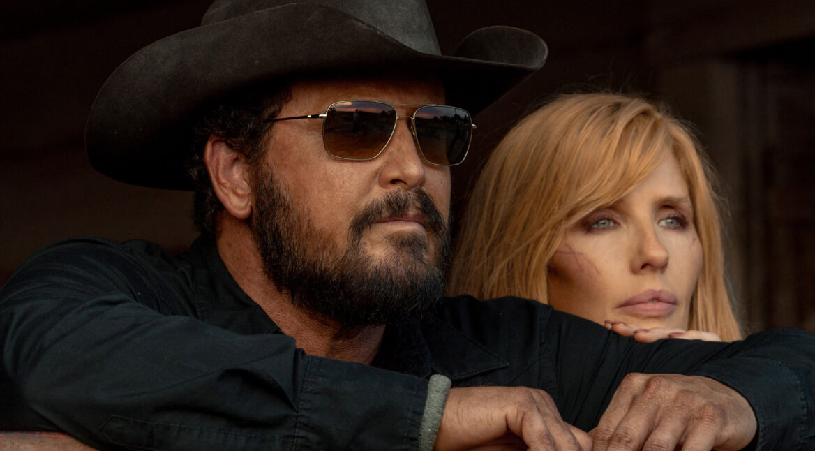Auf dem Bild zu Neu auf Paramount plus sind Kelly Reilly und Cole Hauser als Beth Dutton und Rip Wheeler aus der Serie „Dutton Ranch“ zu sehen.