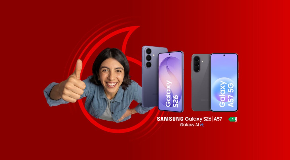 Auf dem Werbebild zur Kampagne Wenn Phone, dann Vodafone ist eine lächelnde Frau zu sehen, die frontal in die Kamera blickt und mit erhobenem Daumen Begeisterung ausdrückt. Rechts daneben sind die Smartphones Samsung Galaxy S26 und Samsung Galaxy A57 5G abgebildet. Der rote Hintergrund und das Vodafone-Design erzeugen eine moderne, positive und verkaufsfördernde Stimmung.