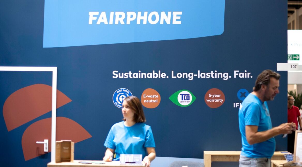 Fairphone-Stand mit zwei Mitarbeiter:innen auf der IFA-Messe 2022