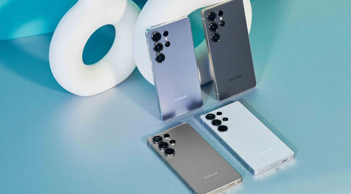 Das Samsung Galaxy S25 Ultra in den vier Farben Titanium Silver Blue, Titanium Black, Titanium Gray und Titanium White Silver.