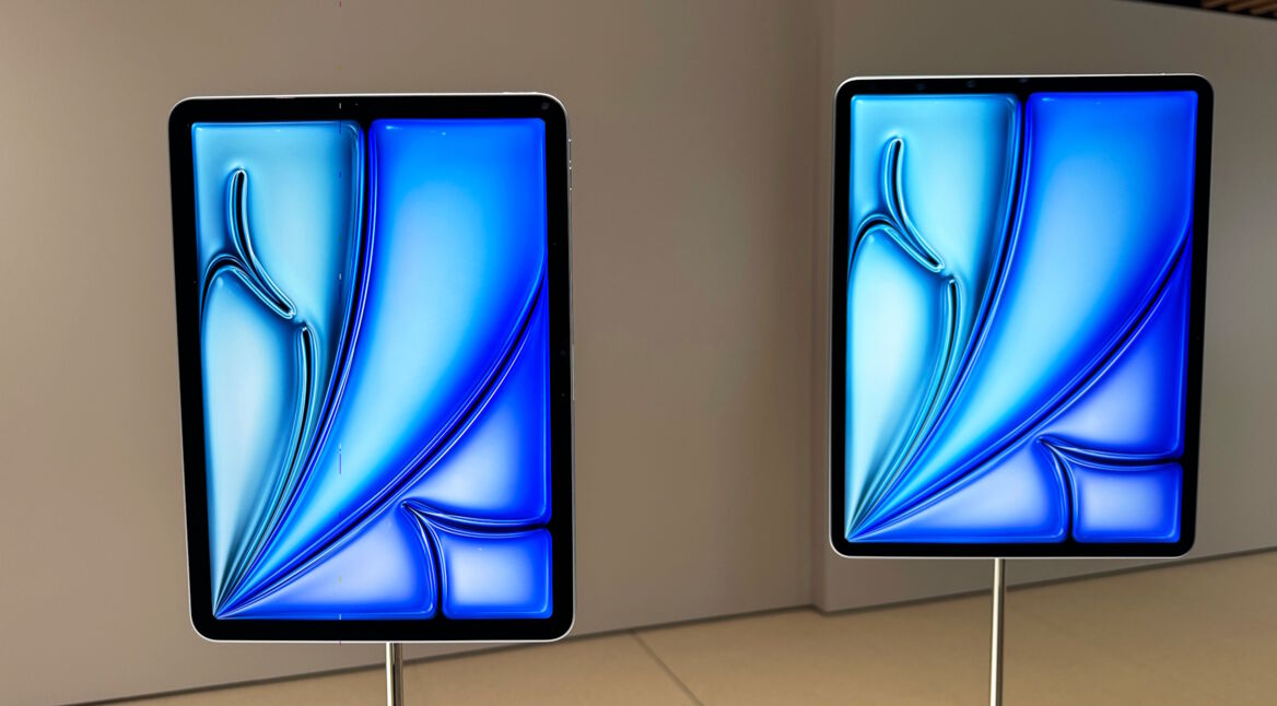 Zwei ausgestellte iPad-Modelle