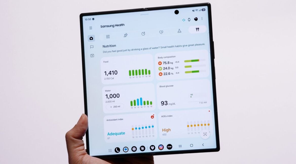 Person hält das aufgeklappte Galaxy Z Fold8 Ultra hoch.