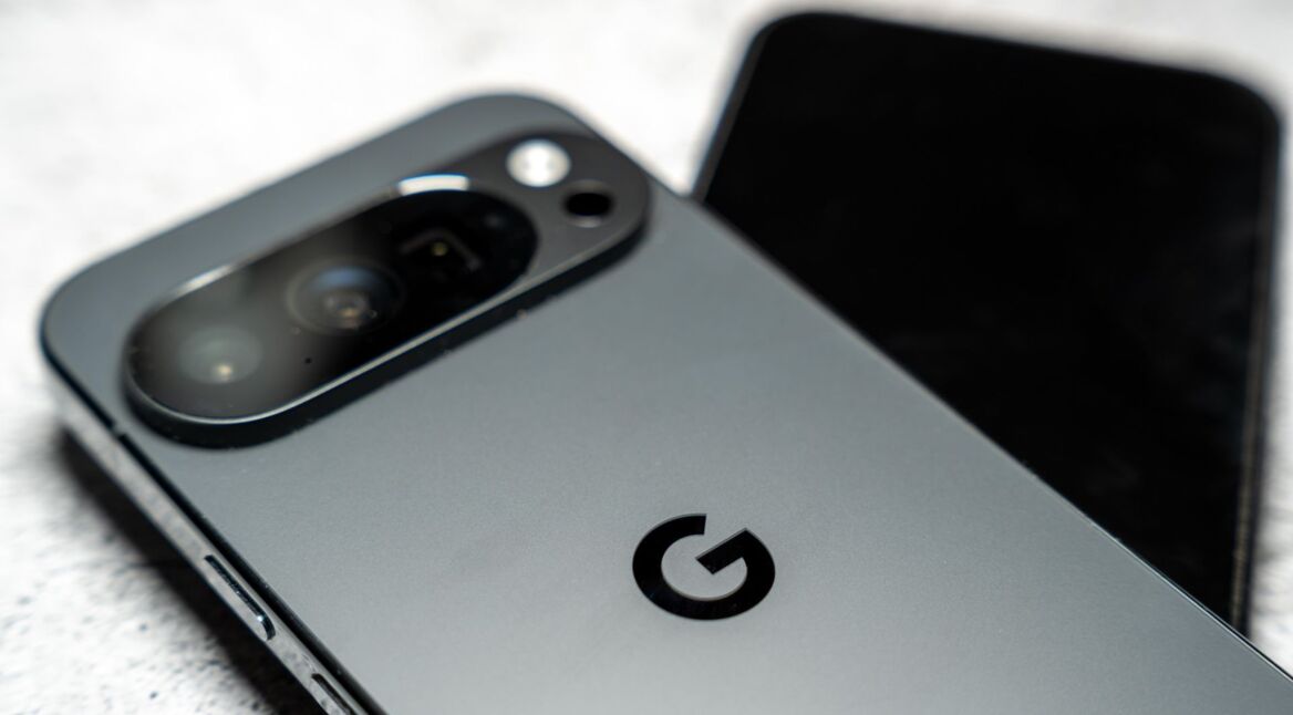 Die Google-Pixel-10-Smartphones liegen auf einem Tisch.