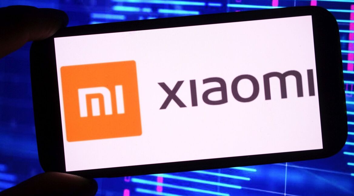 Das Logo von Xiaomi ist auf einem Handydisplay zu sehen.