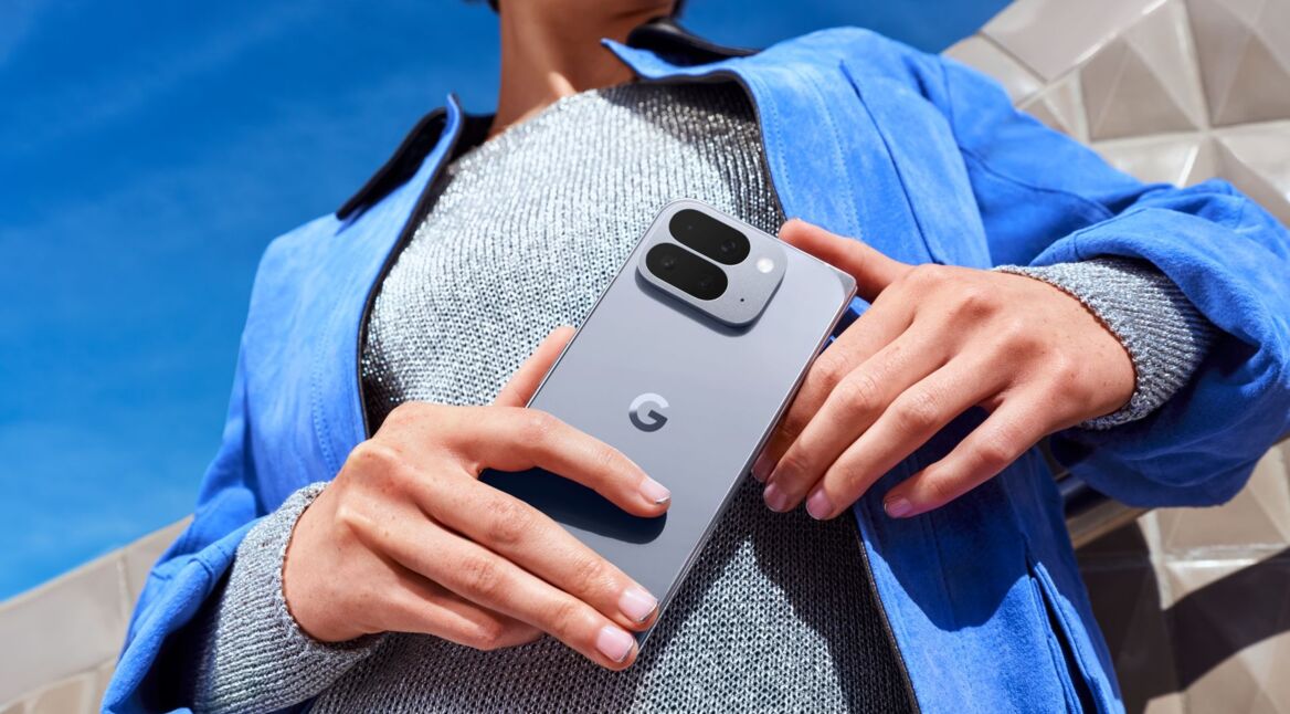 Junge Frau hält zugeklapptes Pixel 10 Pro Fold in der Hand.