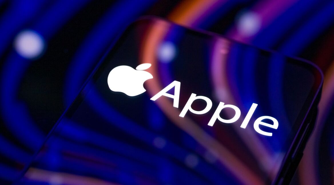 Das Logo von Apple ist auf dem Display eines Smartphones abgebildet.