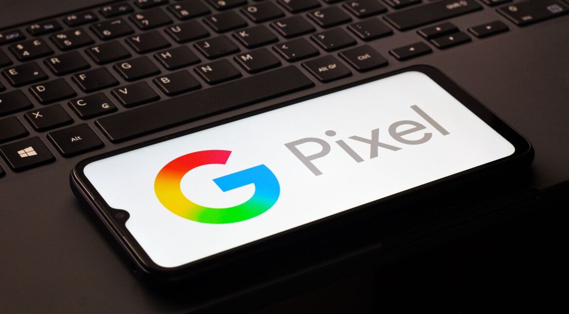 Auf einem Smartphone ist das Google-Pixel-Logo abgebildet.