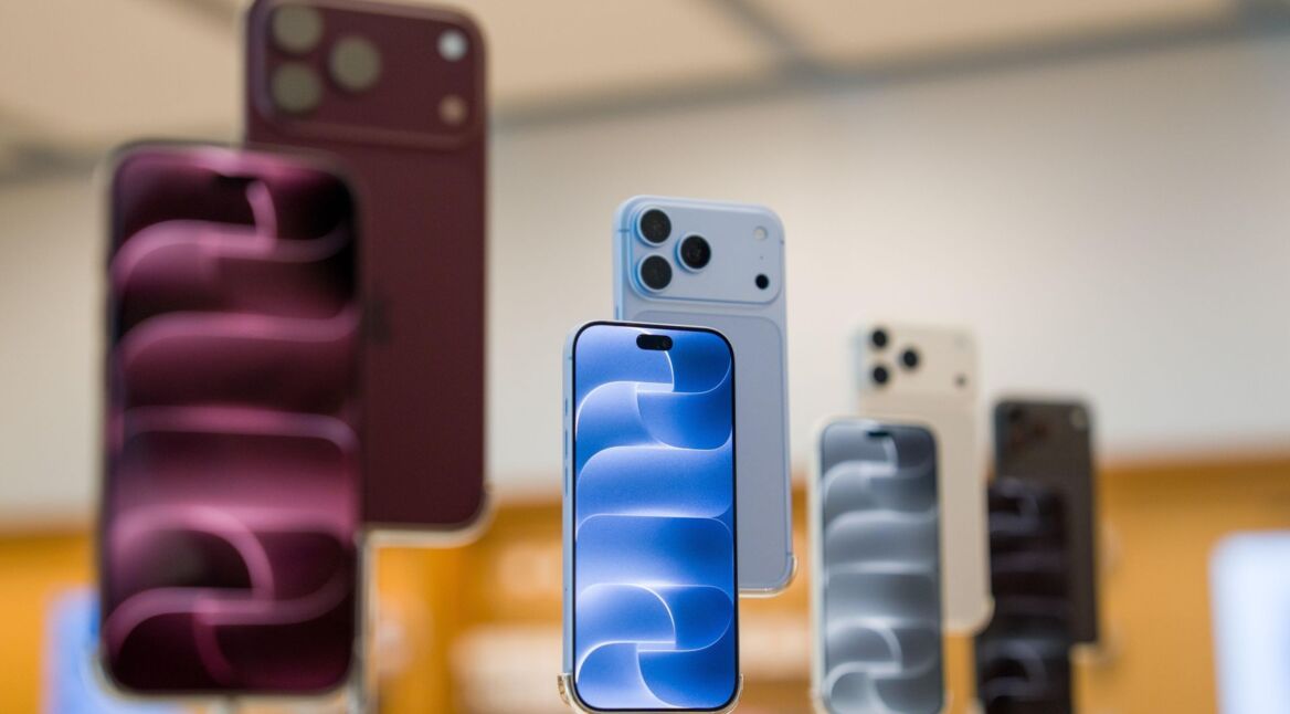 Das iPhone 18 Pro ist in verschiedenen Farben im Apple Store ausgestellt.