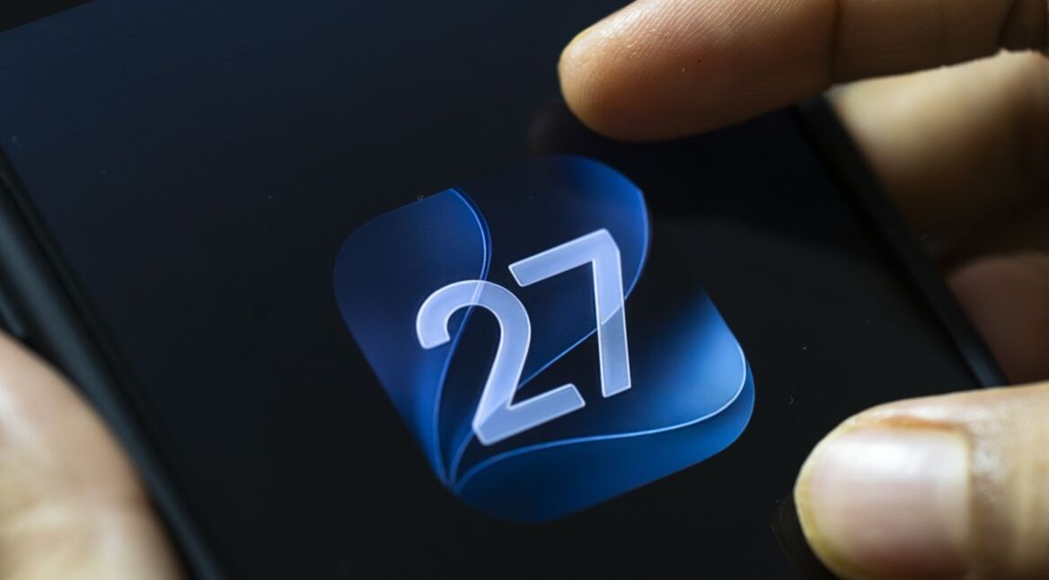 Eine Person interagiert mit einem Smartphone, auf dem das Logo von iOS 27 zu sehen ist.