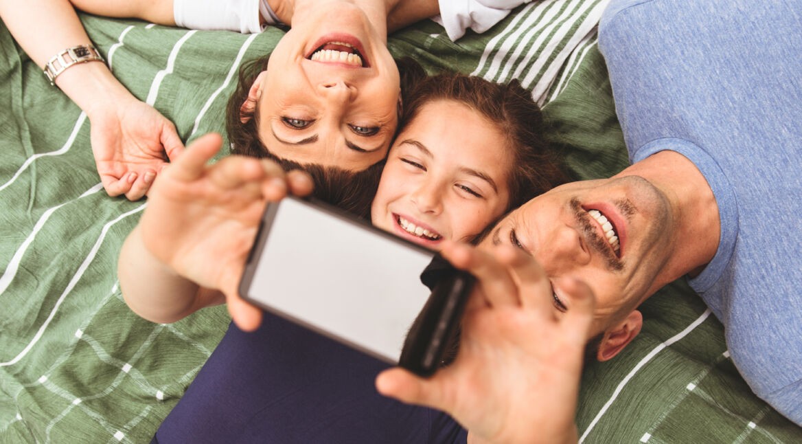 kind smartphone header