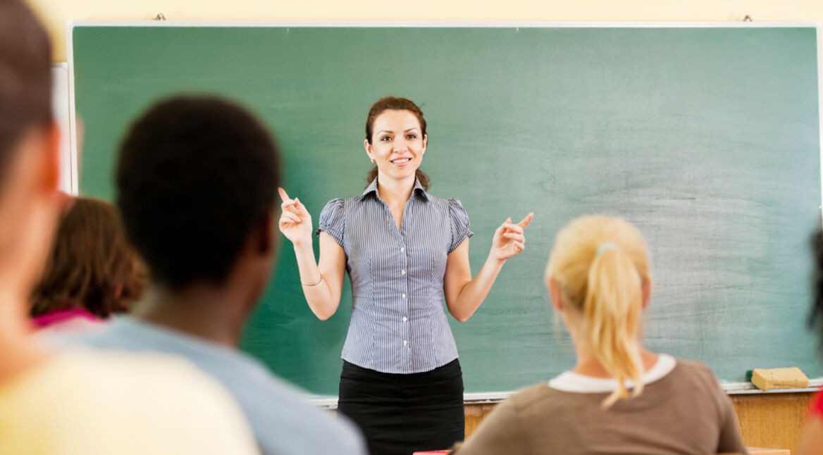 Classroom full of teenage students and their teacher.