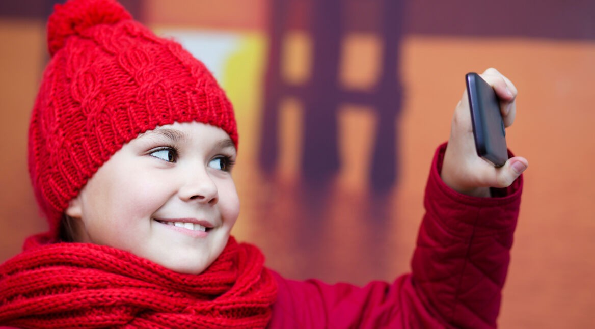 Girl makes self-portrait on the smartphone