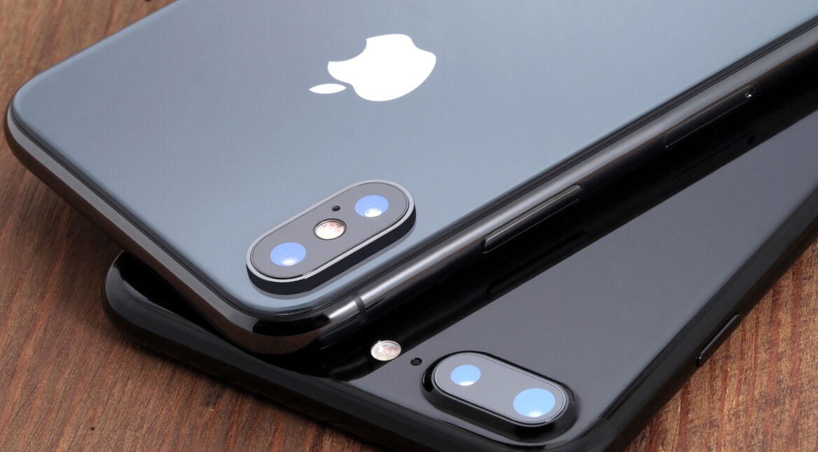 Space gray iPhone X and black iPhone 7.