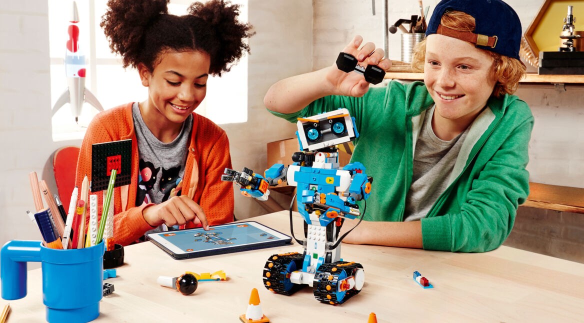 HighRes_LEGO_BOOST_Vernie-in-play