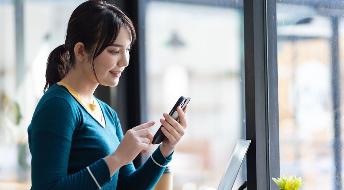 frau setzt ihr iphone zurueck