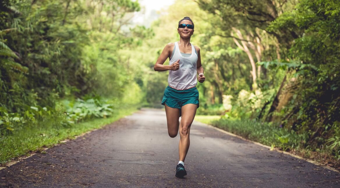 Frau joggt im Sommer.