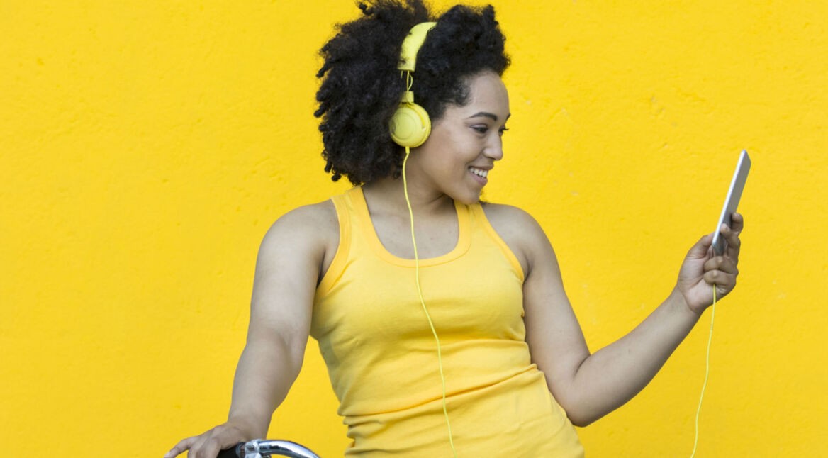 Junge Frau auf dem Fahrrad löscht die WhatsApp-Verbindung zu Facebook.