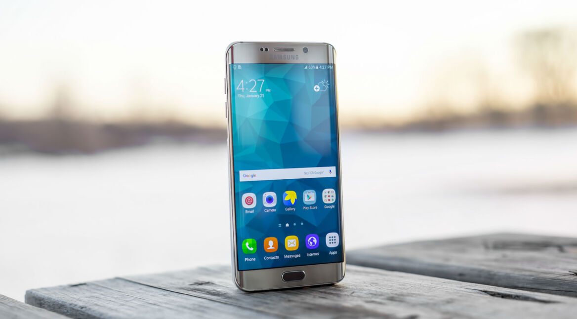 Auch auf Samsungs Galaxy S6 Edge steht Android Nougat mittlerweile zur Verfügung.