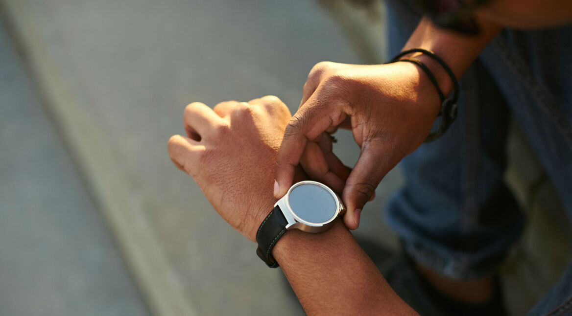 WhatsApp-Nachrichten lassen sich auch mit einer Android-Smartwatch verschicken.