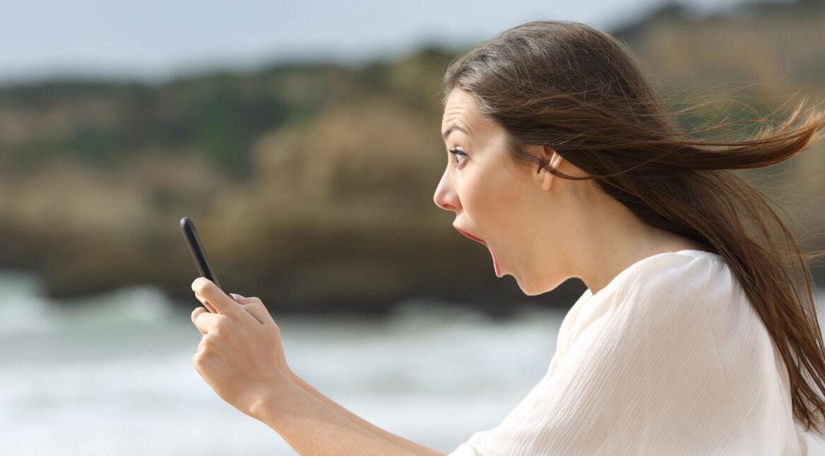 Eine Frau freut sich über ihr schnelles Handy