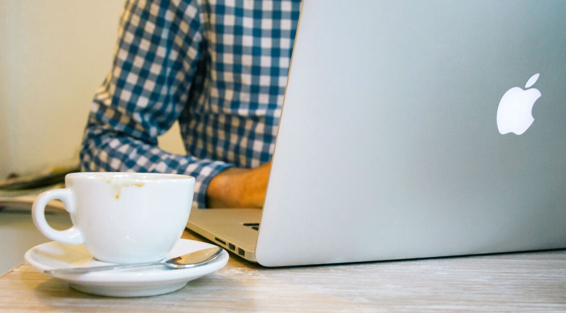 Arbeiten am Macbook.