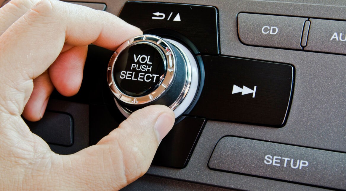 Autoradio mit Drehknopf und Tasten