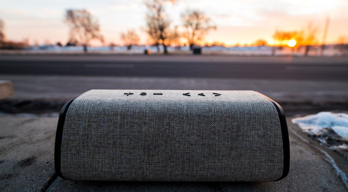 Bluetooth-Lautsprecher im Sonnenaufgang