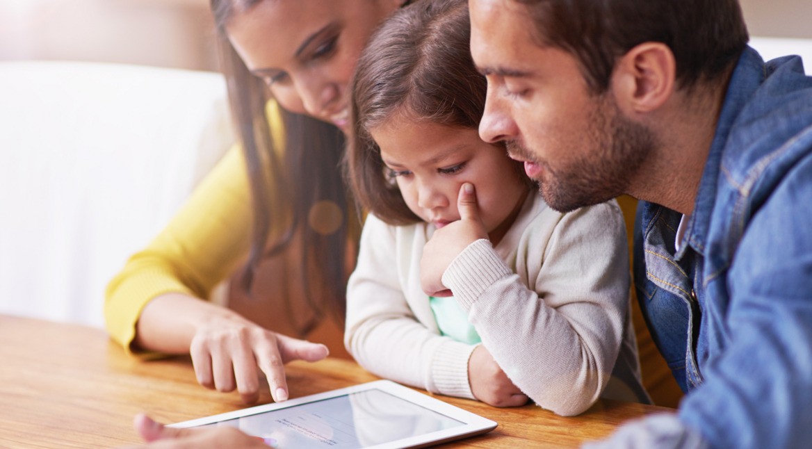 Cyber_Mobbing_Kind_Kinder_Eltern_Ratgeber_digital_featured_Vodafone-2