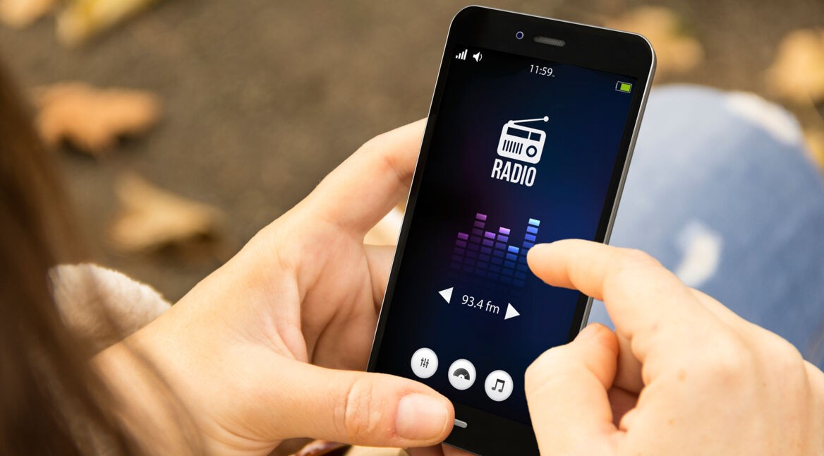 Frau am Smartphone mit UKW-Empfang