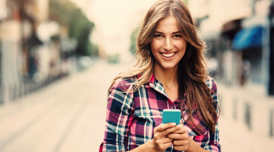 Junge Frau nutzt Android-Handy