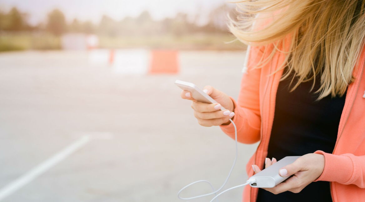 Powerbanks sind ideal, um das Smartphone unterwegs aufzuladen.