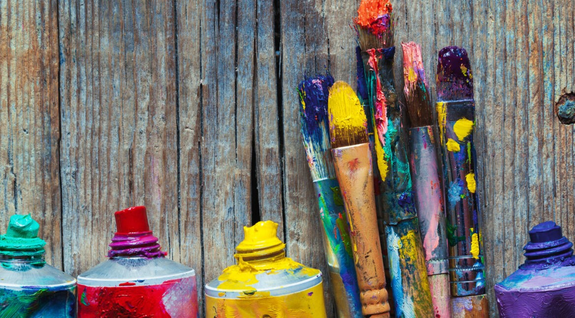 Pinsel und bunte Farben.