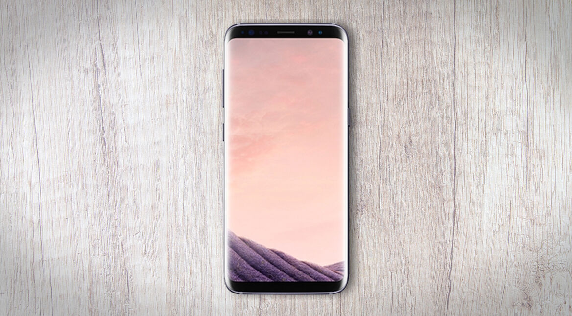 Samsung Galaxy S8 liegt auf einem Tisch.