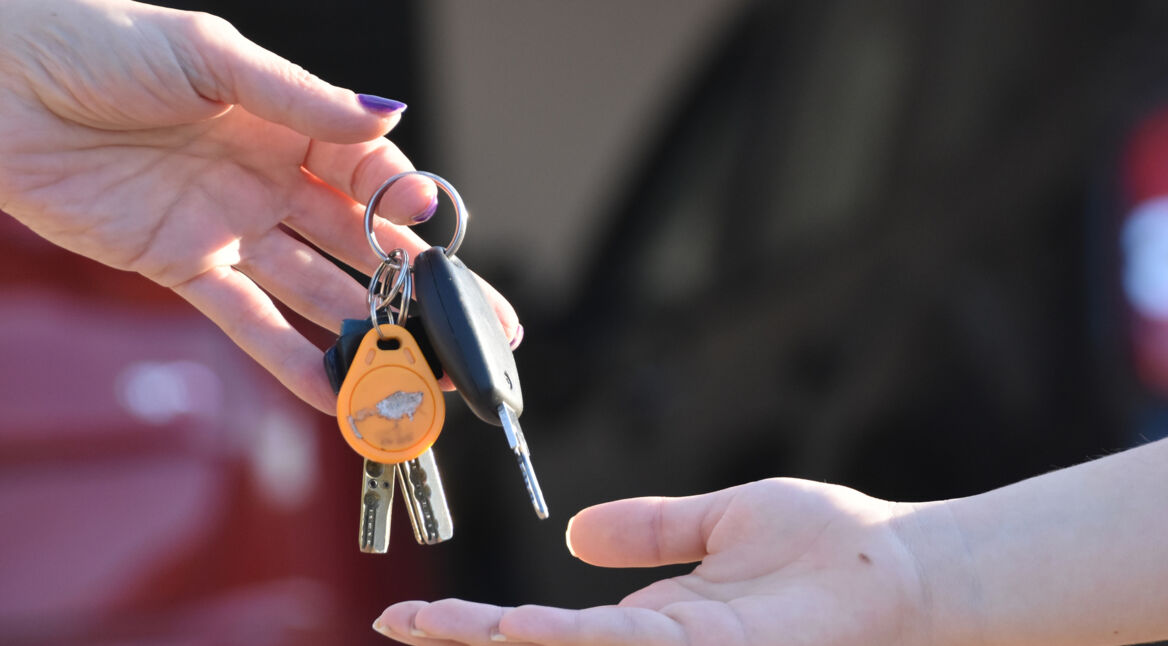Schlüsselbund mit Schlüsselfinder bei der Übergabe