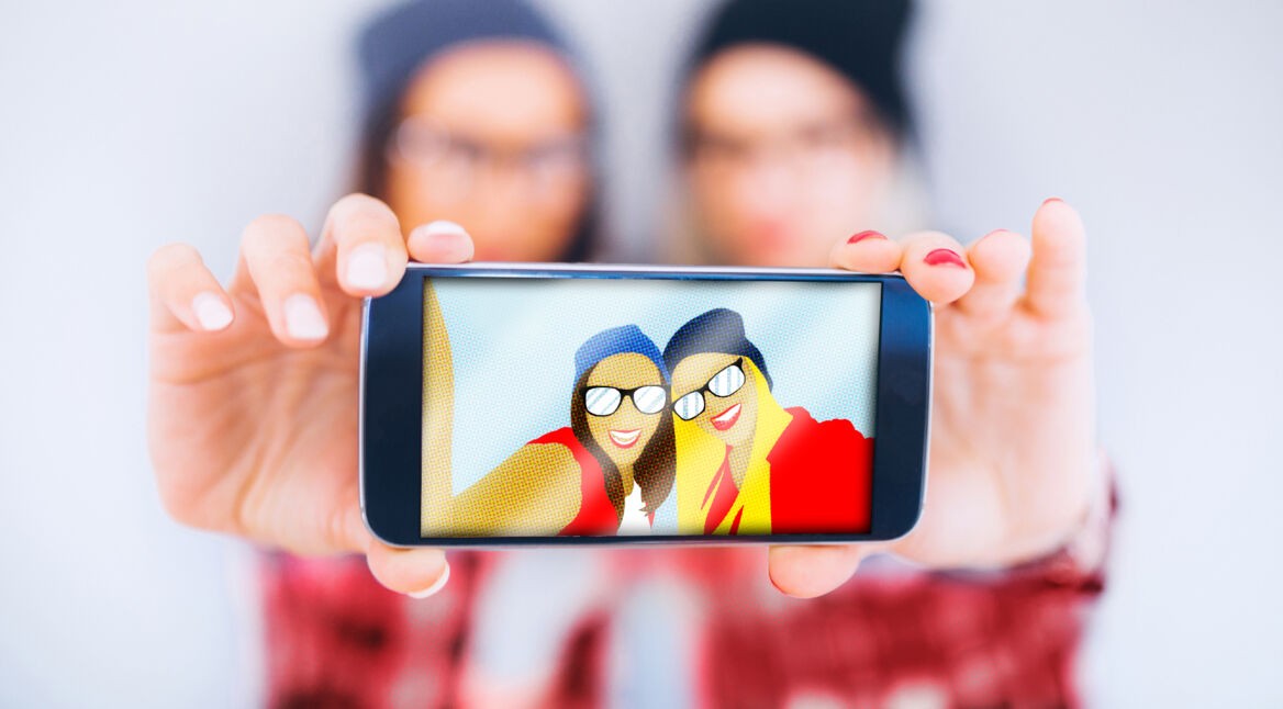 Zwei Frauen machen ein Comic-Selfie