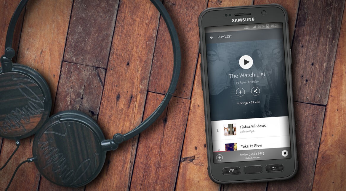 Kopfhörer und ein Handy mit dem ReverbNation Player